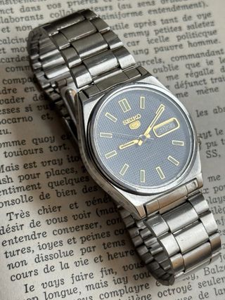 Seiko 5 Automático – Esfera Azul Texturizada – Fon