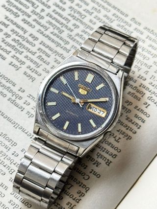 Seiko 5 Automático – Esfera Azul Texturizada – Fon