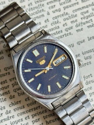 Seiko 5 Automático – Esfera Azul Texturizada – Fon