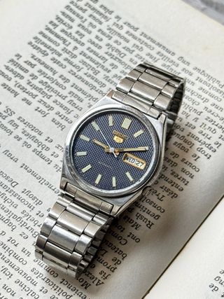 Seiko 5 Automático – Esfera Azul Texturizada – Fon