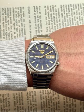 Seiko 5 Automático – Esfera Azul Texturizada – Fon