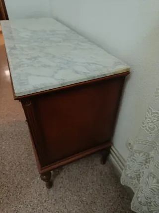 Cómoda de madera con tapa de mármol