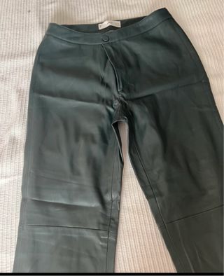 Pantalón polipiel verde Mango Talla S