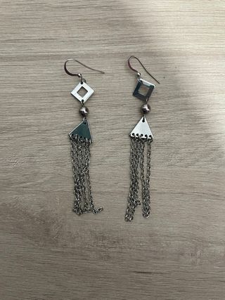 Pendientes largos con rombos y cadenas
