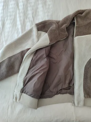Cazadora polar beige y marrón