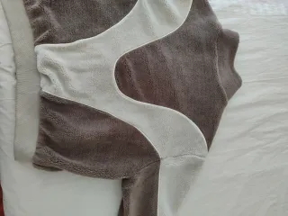 Cazadora polar beige y marrón