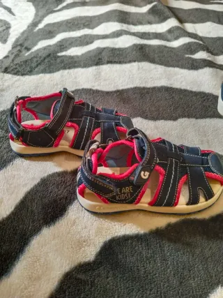 Sandalias Garvalin niño azul y rojo.