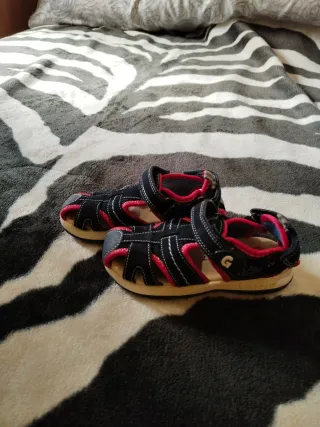 Sandalias Garvalin niño azul y rojo.