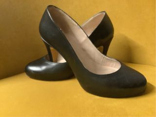 Zapatos de tacón negros fabricados en piel.
