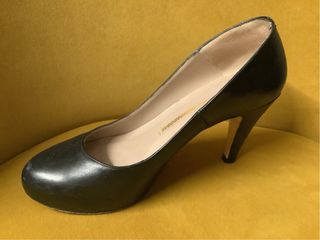 Zapatos de tacón negros fabricados en piel.
