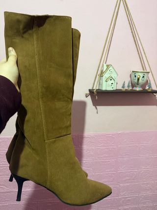 Stivali in Camoscio Marrone con Tacco