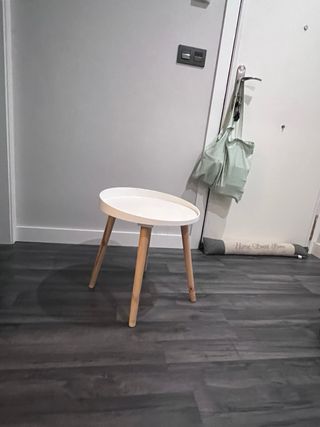 Mesita auxiliar redonda de metal negra y blanca