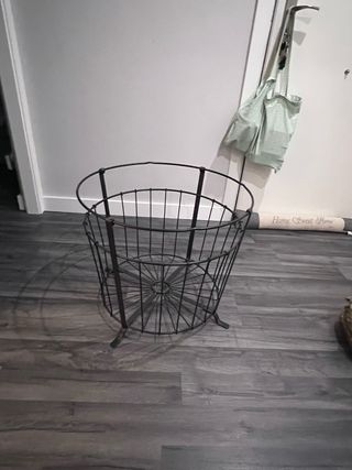 Mesita auxiliar redonda de metal negra y blanca