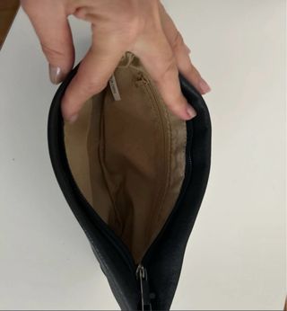 Bolso de mano negro con estampado