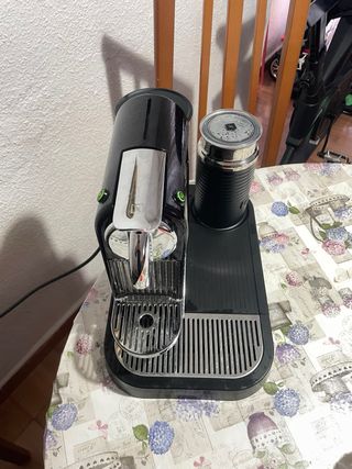 Cafetera Nespresso Negra