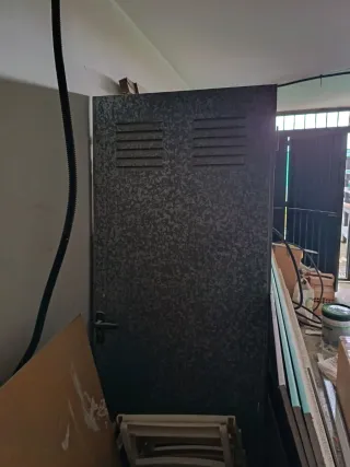 Puerta metálica con rejillas