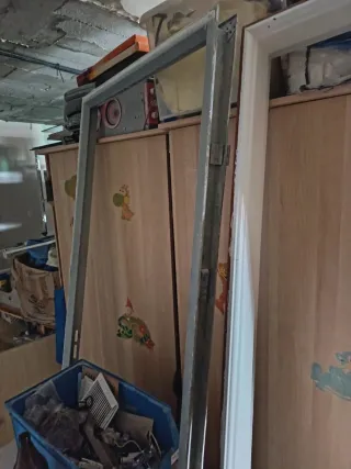 Puerta metálica con rejillas