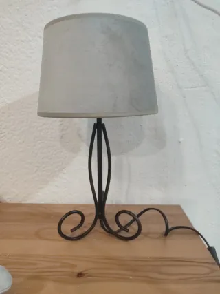 Lámpara de mesa metal y tela terciopelo