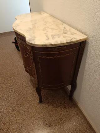 Mueble aparador de madera con mármol