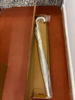 Paraguas transparente y blanco de gran tamaño