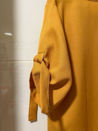 Vestido Verano Shein color mostaza.