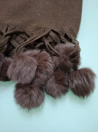 Bufanda chaleco marrón con pompones