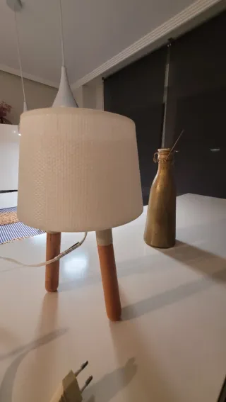 LOTE:Mesa TV Ikea 1.50m Blanca y dos lámparas