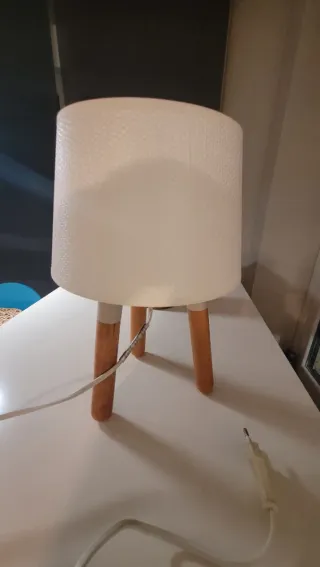 LOTE:Mesa TV Ikea 1.50m Blanca y dos lámparas