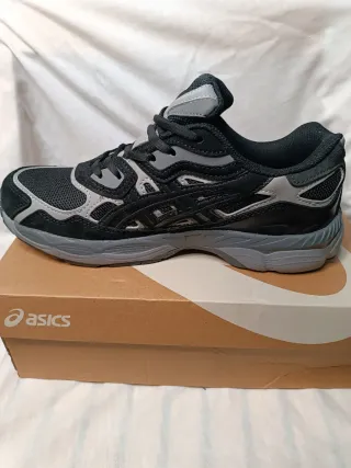 Zapatillas Asics Negras y Grises
