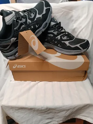 Zapatillas Asics Negras y Grises