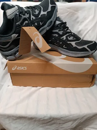 Zapatillas Asics Negras y Grises