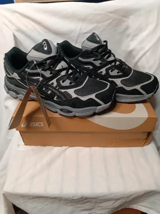 Zapatillas Asics Negras y Grises