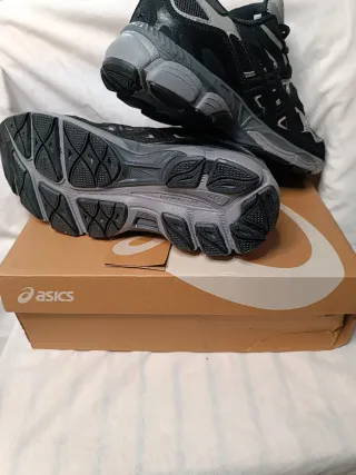 Zapatillas Asics Negras y Grises