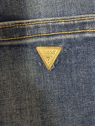 Pantalones vaqueros Guess pitillo.