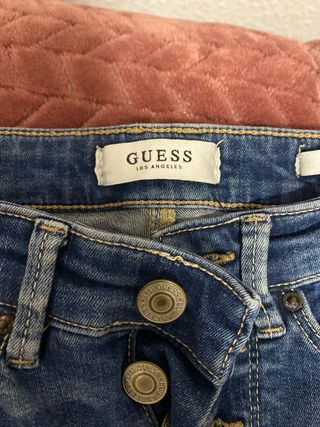 Pantalones vaqueros Guess pitillo.
