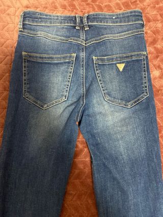 Pantalones vaqueros Guess pitillo.