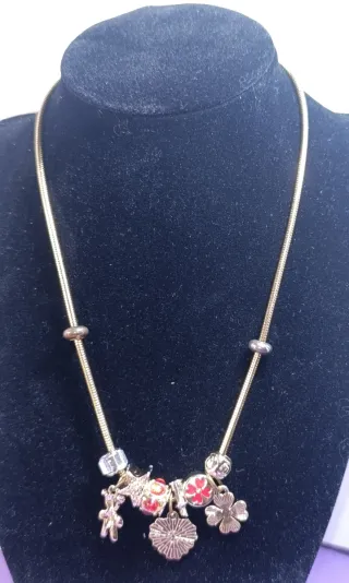 Colgante Acero Dorado Dijes Rojos