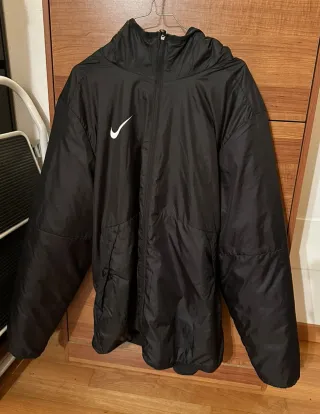 Giacca Nike nera con cappuccio