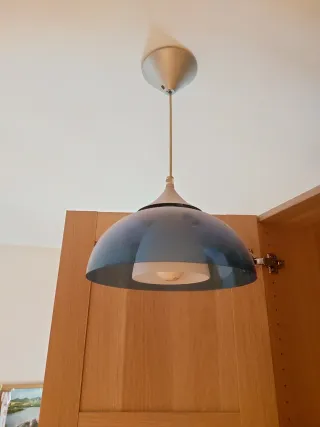 Lámpara de techo metacrilato azul.