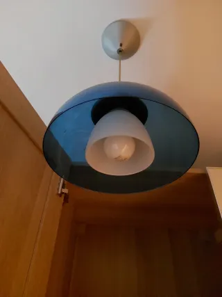 Lámpara de techo metacrilato azul.