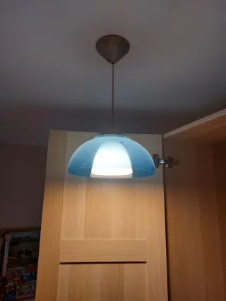 Lámpara de techo metacrilato azul.