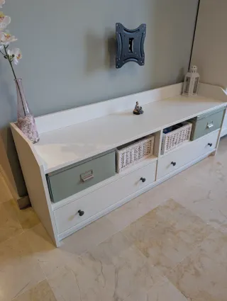 Mesa TV blanca con cajones y cestas