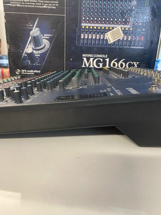Mesa de Mezclas Yamaha MG166CX Analógica