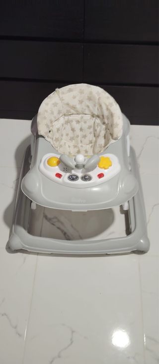 Andador bebé gris con asiento estampado