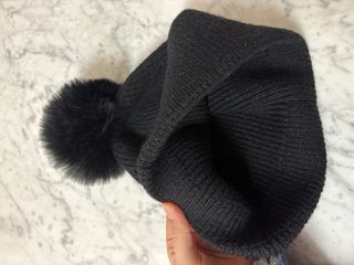 Cappello nero con pompon