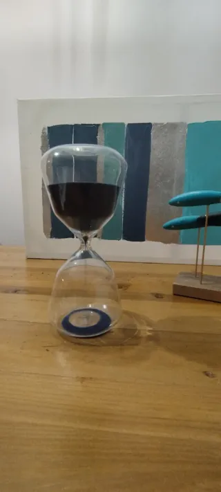 Reloj arena y figura peces decorativos