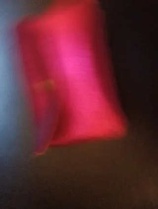 Cartera de piel rosa y roja