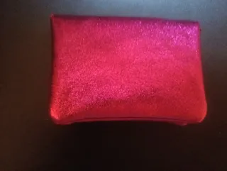 Cartera de piel rosa y roja