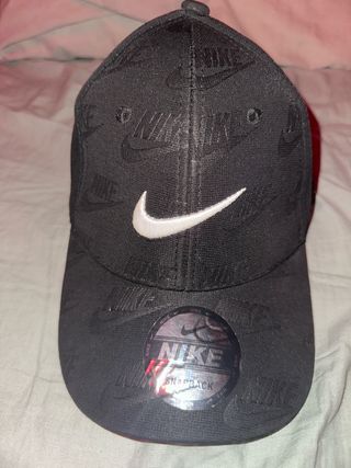 Gorra Nike Negra con Logo Repetido
