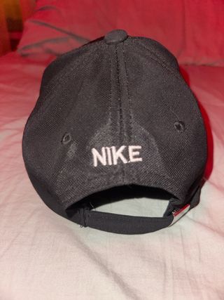 Gorra Nike Negra con Logo Repetido